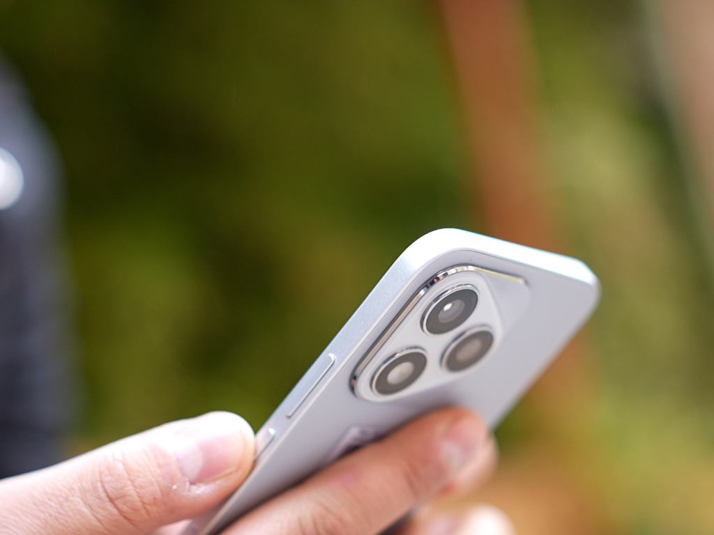 تجربه در دست گوشی ۴۰۰ لایت