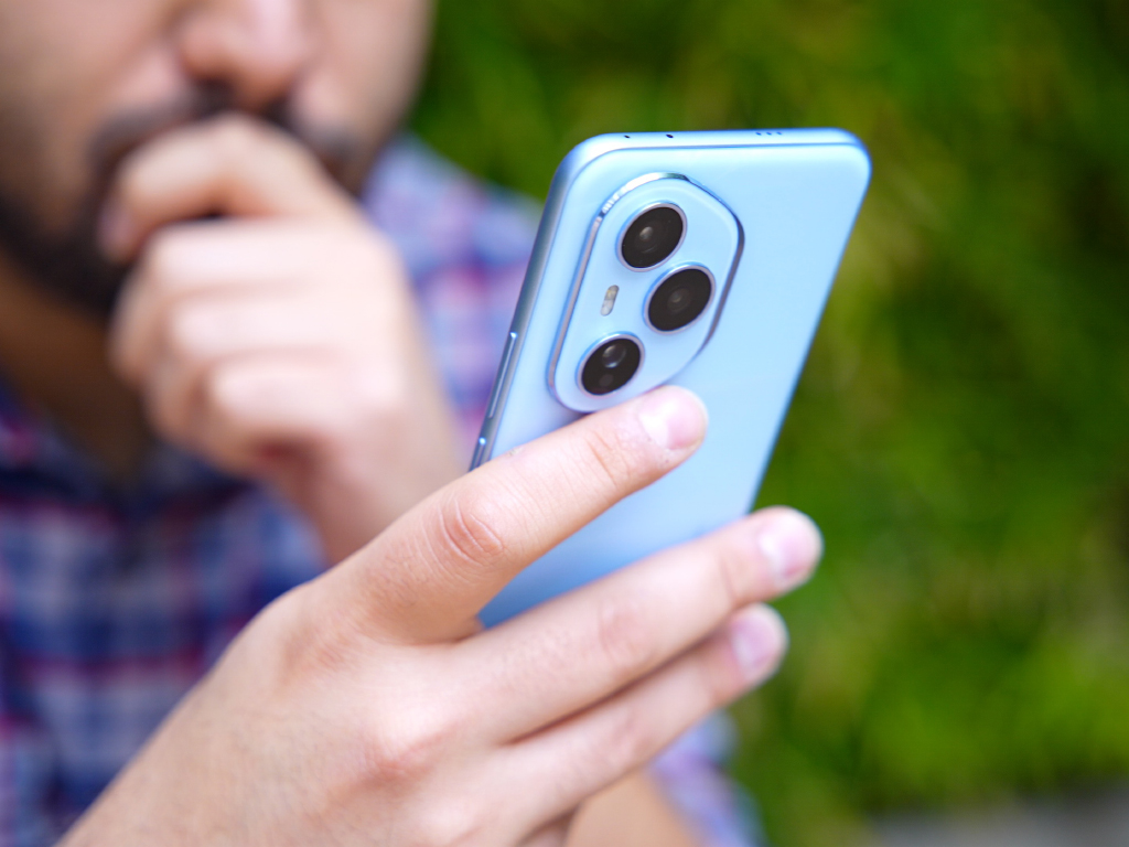 گوشی آنر ۴۰۰ پرو تو دست