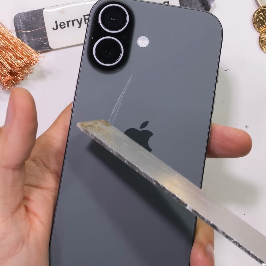 آزمون خراشیدگی آیفون ۱۷