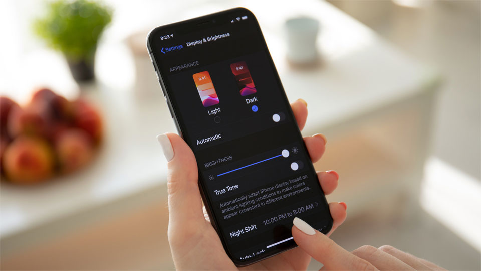 dark mode smartphone