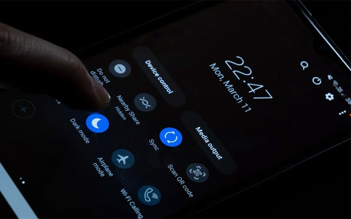 dark mode smartphone