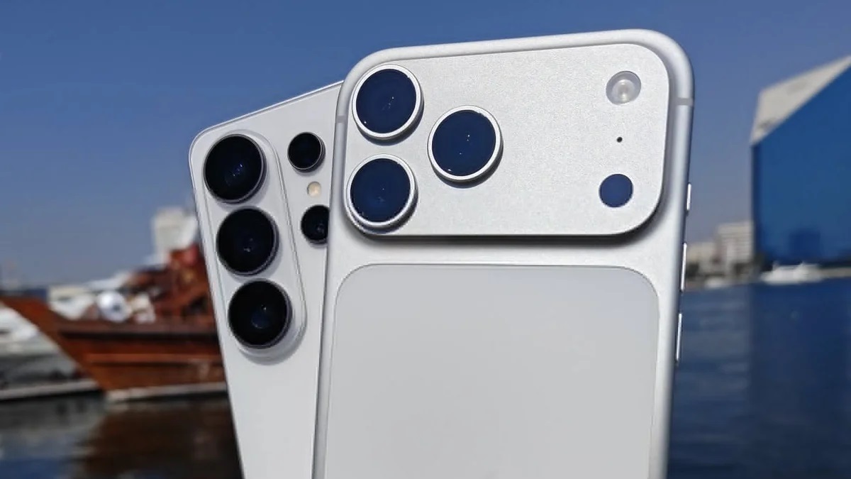 گلکسی اس ۲۵ اولترا در کنار ایفون ۱۷ پرو مکس.jpg