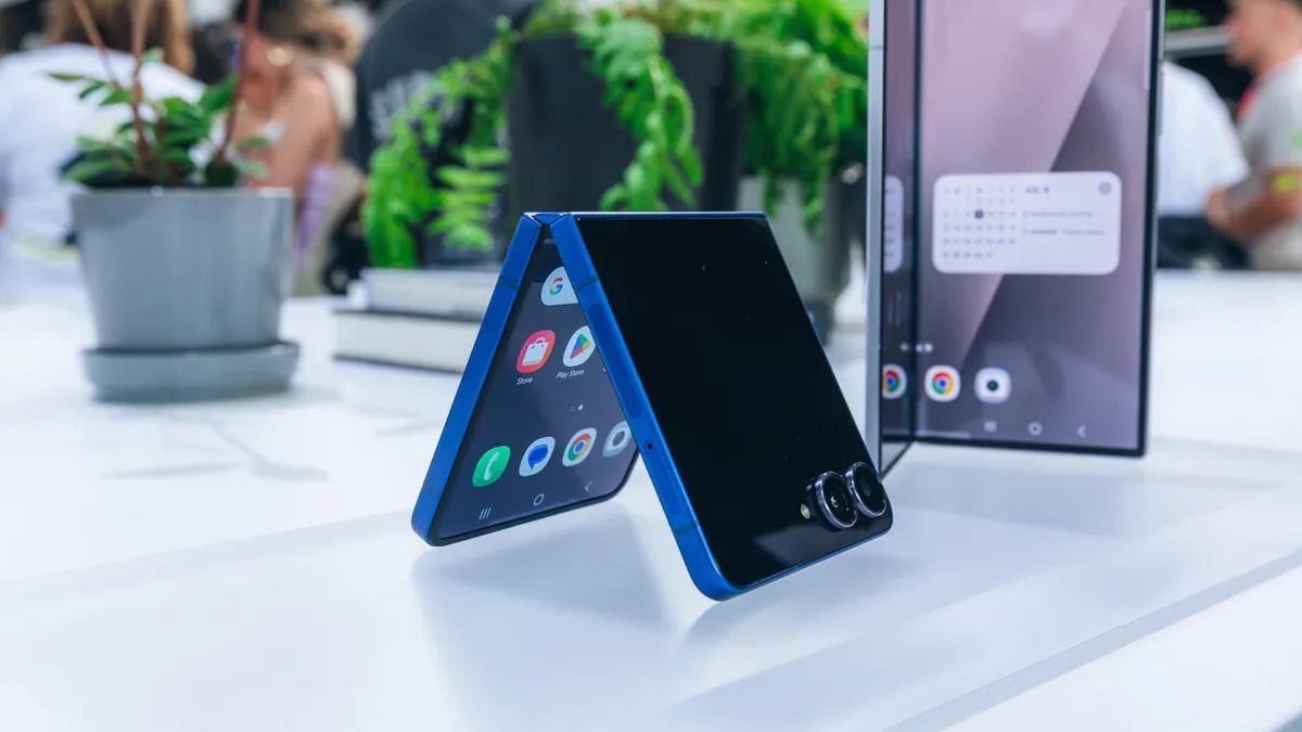 گلکسی زد فلیپ ۷