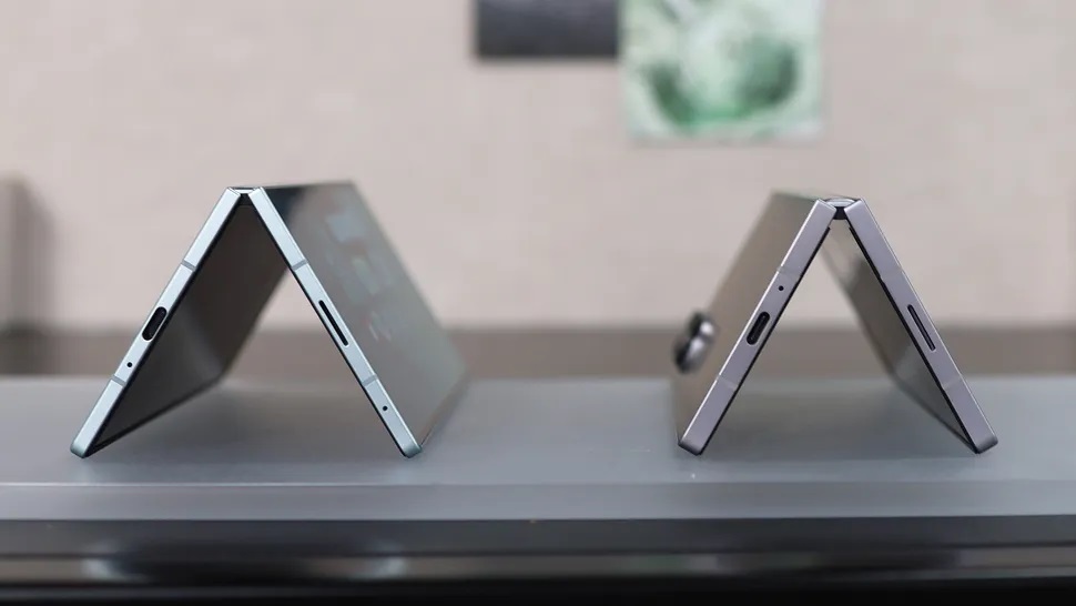 گلکسی زد فولد ۷ در کنار گلکسی زد فولد ۶