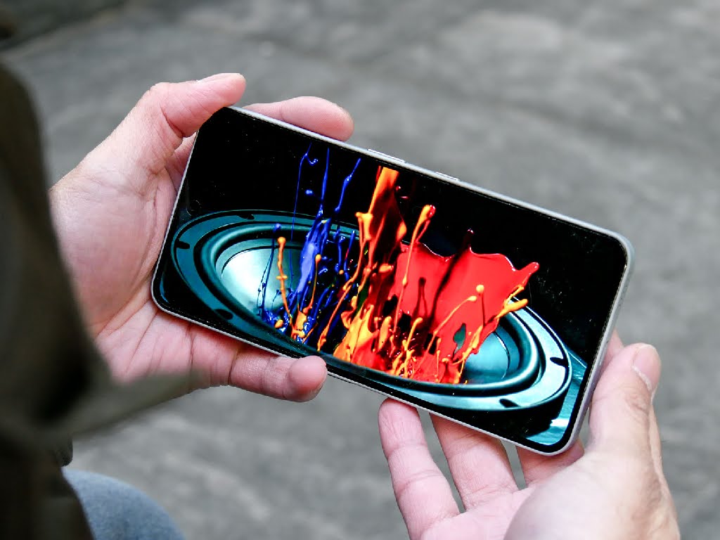 نمایشگر گوشی هوشمند با کیفیت بالا مناسب برای خرید گوشی دانشجویی قسطی