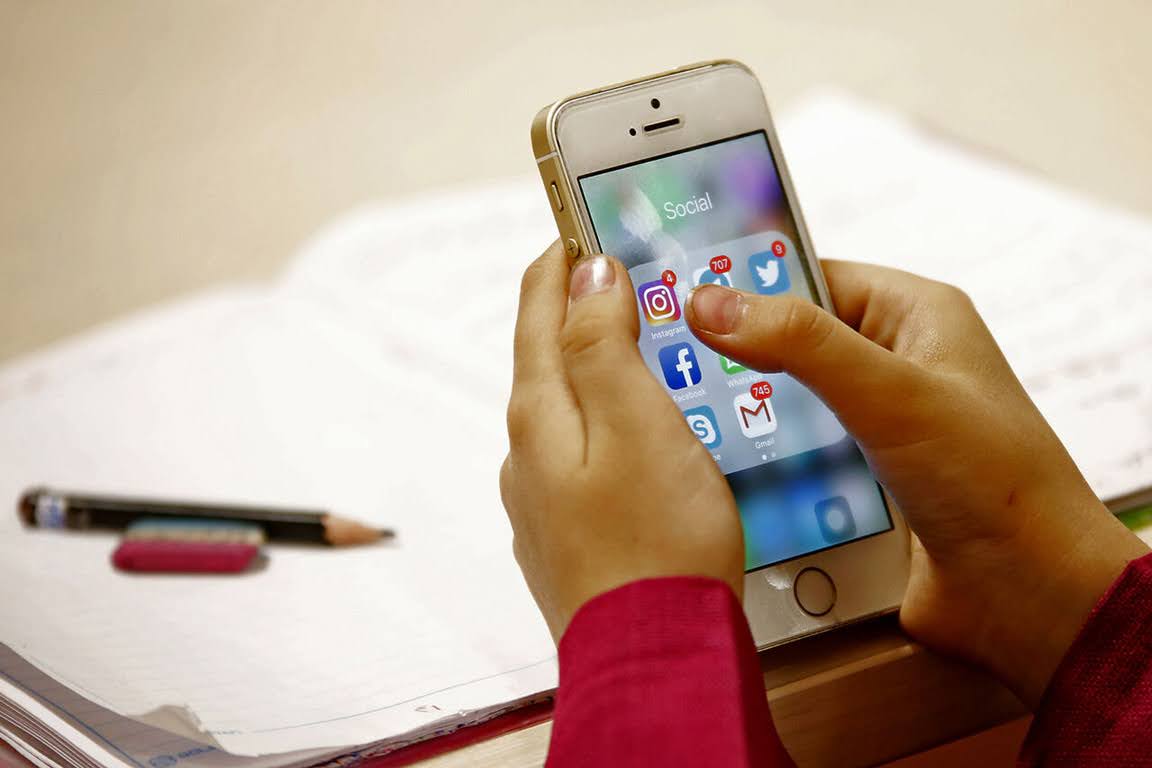 نیاز روزانه معلمان و کارمندان به گوشی هوشمند