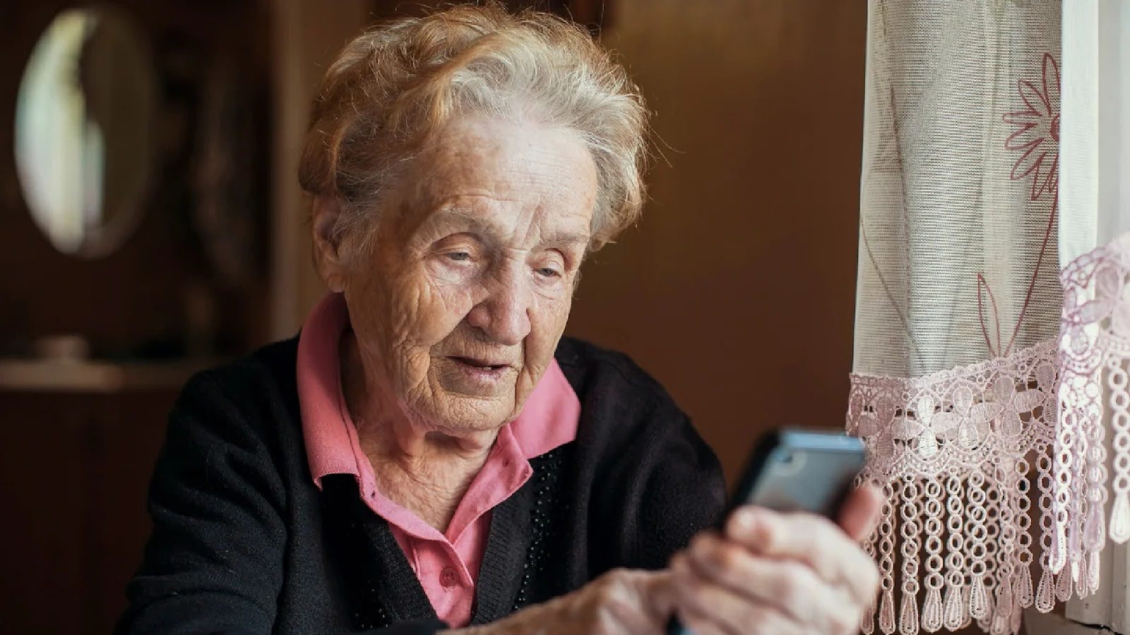 یک زن سالمند در حال استفاده از موبایل