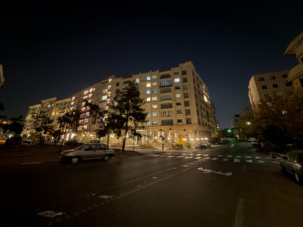 نمونه گرفته شده با دوربین اصلی در شب آیفون ۱۷