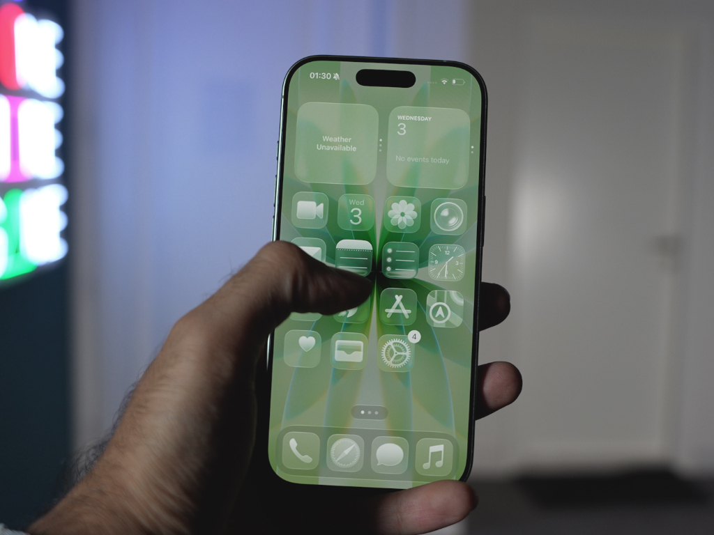 گوشی آیفون ۱۷ در دست