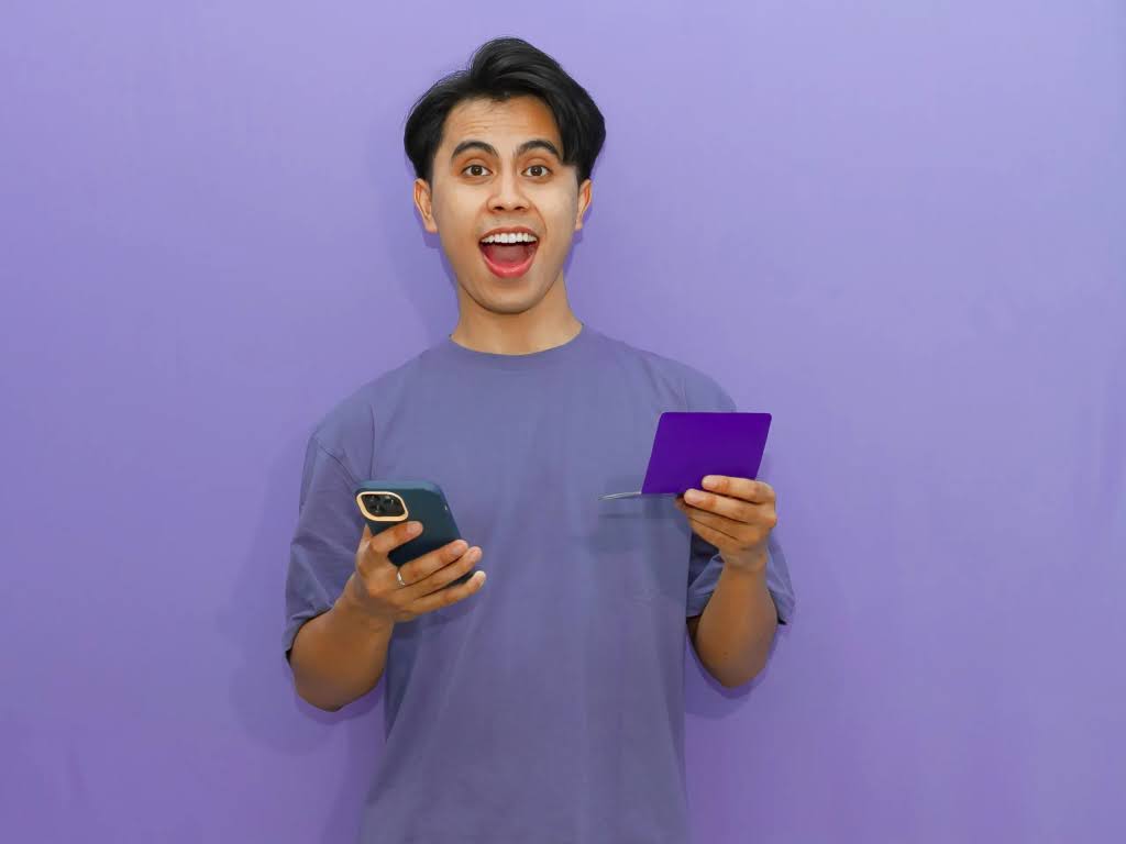 دانشجو خوشحال پس از خرید گوشی دانشجویی قسطی با استفاده از تسهیلات جیاسام