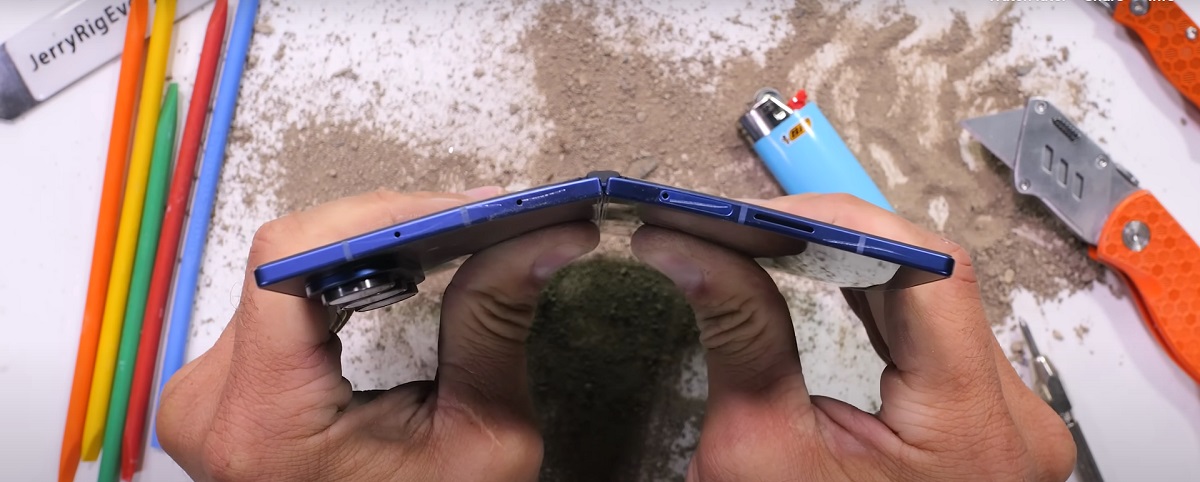 مقاومت بدنه گلکسی زد فولد ۷ سامسونگ