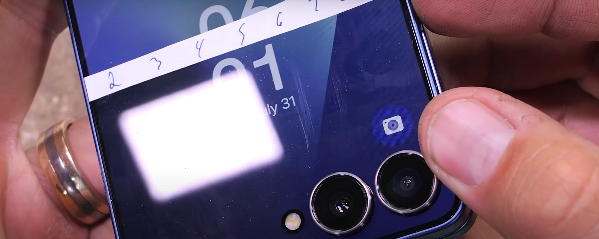 نمایشگر داخلی گلکسی زد فلیپ ۷