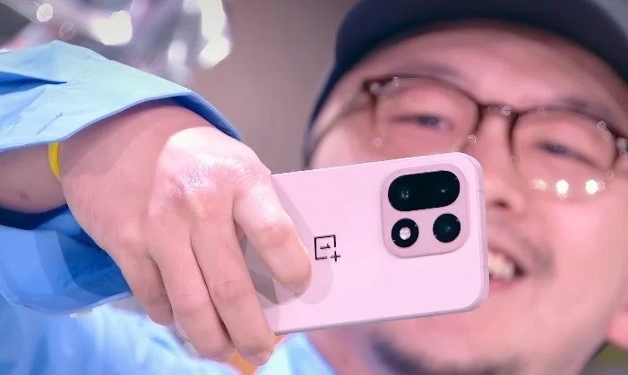 رنگ صورتی وان پلاس ۱۵