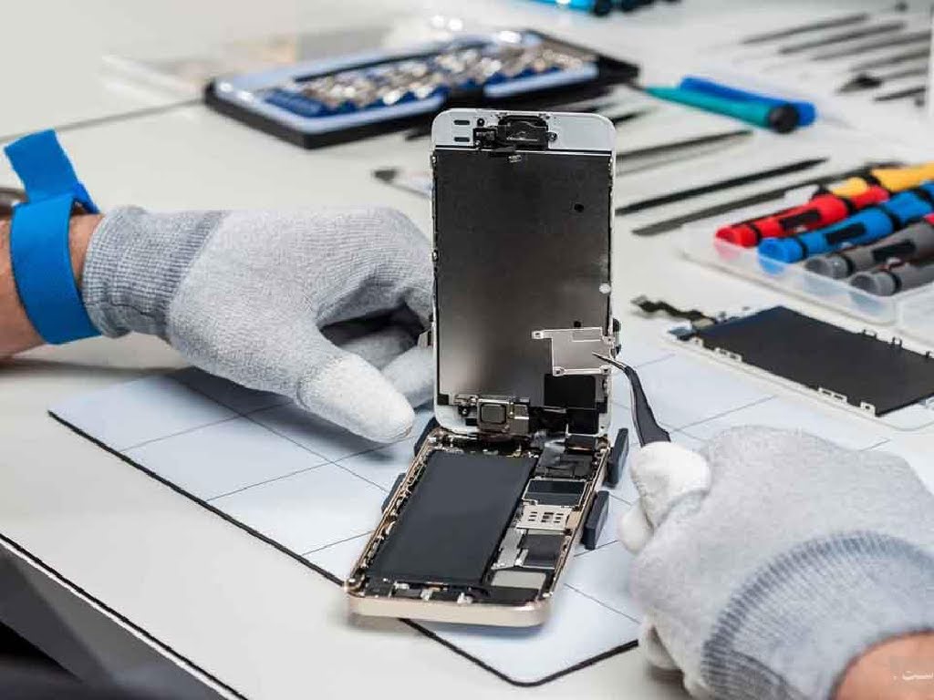 تعمیر سختافزاری آیفون توسط تعمیرکار موبایل در یزد