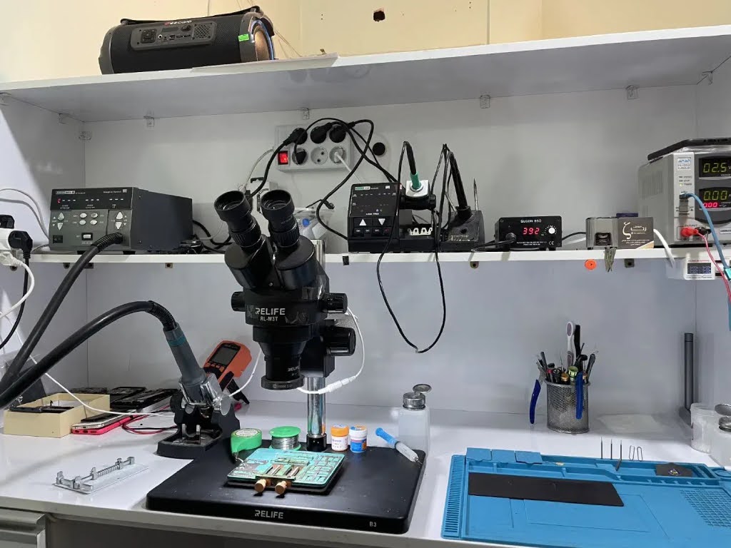 میز تعمیر تخصصی موبایل در یزد همراه با میکروسکوپ و تجهیزات سختافزاری