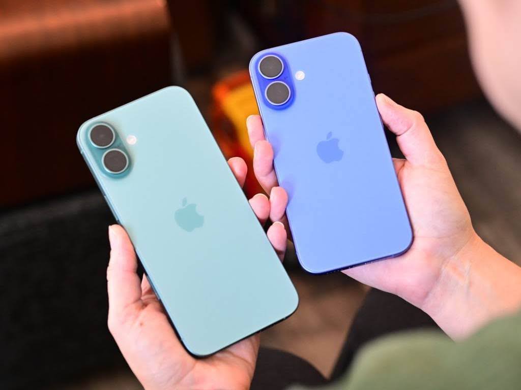 آیفون 16 سبز و آیفون 16 آبی در دست کاربر