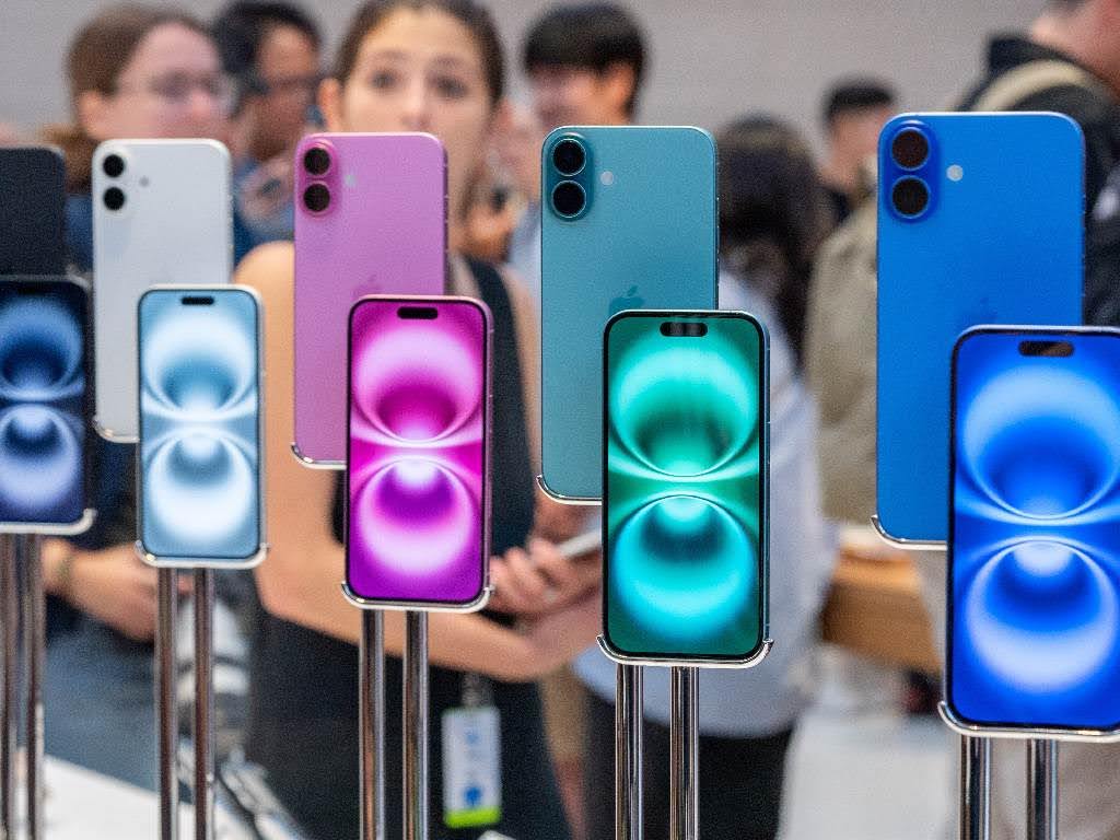 مجموعهای از رنگهای آیفون 16 شامل مشکی، سفید، سبز، صورتی و آبی