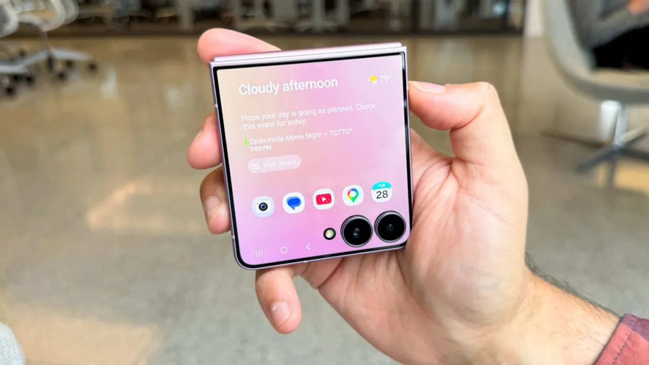 صفحه نمایش سامسونگ گلکسی Z Flip 8