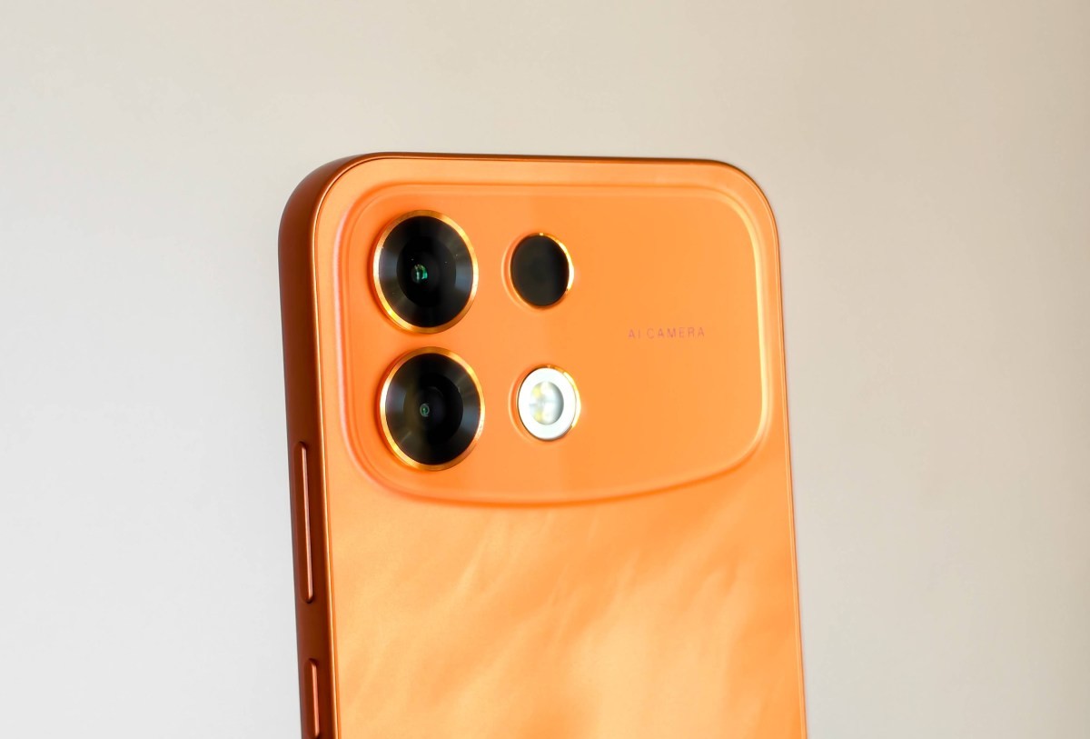 نمای روبرو و حاشیه‌های نمایشگر ۱۴۴ هرتزی ۶.۷۸ اینچی Oppo F35 Pro